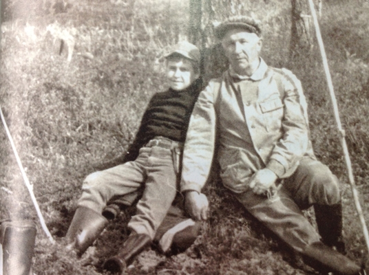 Внук Игорь и дед Алолий Обрядины. Последнее фото. Деревня Гбач, август 1999-го